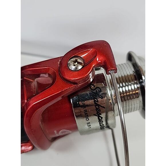 Shakespeare Reverb RVRSP30 Red spinning reel Looks Like It Has Never Been Used - Picture 3 of 8